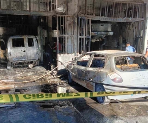 Oto tamirhanesinde çıkan yangın 3 araç ve 3 dükkanı kül etti
