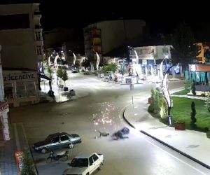 Burdur’da kaldırıma çarpan motosikletin 100 metre sürüklendiği kaza kamerada