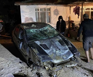 Otomobilin sulama kanalına uçtuğu anlar güvenlik kamerasına yansıdı