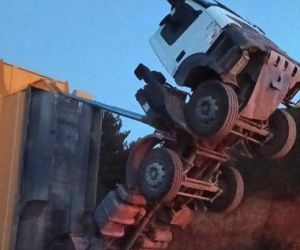  Damperli kamyon şaha kalktı, mahsur kalan sürücüyü itfaiye ekipleri kurtardı