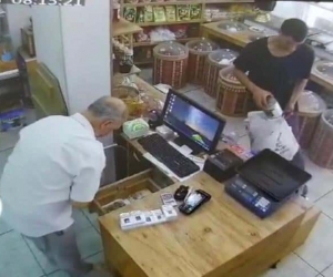 Batman’da alışveriş için girdiği dükkandan sadaka kutusunu çaldı
