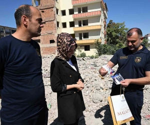 Depremde yıkılan binanın enkazında bulunan eşyaların teslim edildiği genç kadın duygusal anlar yaşadı