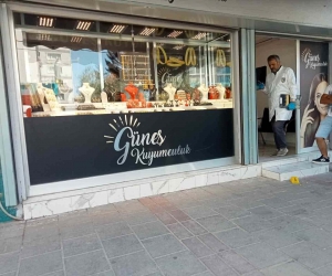 İzmir’de güpegündüz silahlı kuyumcu soygunu kamerada