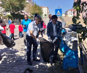 İncesu’da öğrenciler poşet poşet çöp topladı