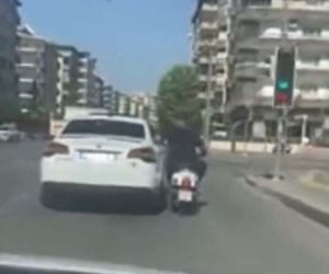 Motosiklet sürücüsünün tehlikeli yolculuğu kameraya yansıdı