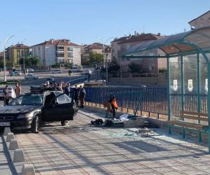 Karaman’da faciadan dönüldü: Otomobil, otobüs durağına çarparak takla attı