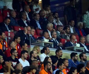 Bakan Bak, Galatasaray - Kopenhag maçını stattan izledi