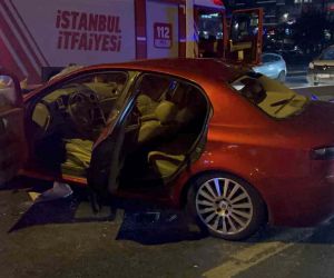 Bakırköy’de kontrolden çıkan otomobil kamyonete çarptı: 1 yaralı