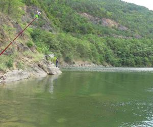Baraj gölünde balık kafesleri yırtıldı, oltasını alan koştu