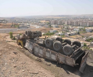 Cizre’de freni boşalan tır şarampole devrildi: 1 yaralı