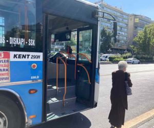 Ankara’da özel halk otobüsü şoförleri ile 65 yaş üzeri vatandaşlar karşı karşıya geldi