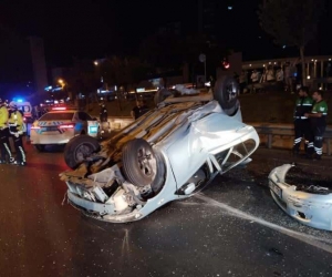 Kadıköy’de otomobil hafif ticari araca çarpıp takla attı: 4 yaralı