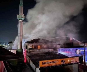 Geceyi aydınlatan yangın, 4 saat sonra kontrol altına alındı