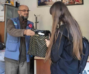 Kütahya Ribat İnsani Yardım Derneğinden 70 öğrenciye kırtasiye yardımı