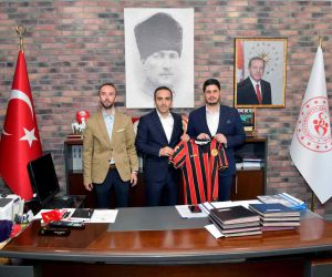 Eskişehirspor yöneticileri Eskişehir Gençlik ve Spor Müdürü Osman Ercan’ı ziyaret etti