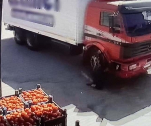 Hareket halindeki kamyona binmek isterken canından oldu