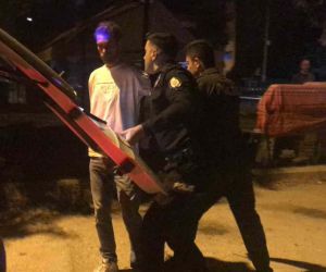 Edirne’de yoldan geçenlere silah gösteren alkollü şüpheliye polisten suçüstü