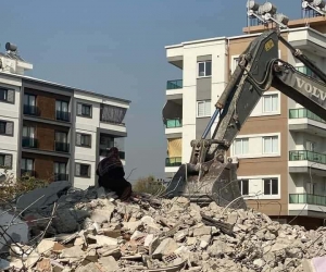 Yerinde dönüşüme tepki gösteren kadın, enkazın üzerine çıkıp çalışmaları engellemek istedi