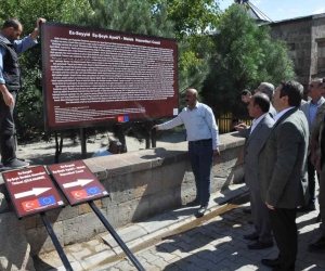 Kaymakam Ocak, tarihi Esenlik köyünü ziyaret ederek yönlendirme tabelalarının yerleştirmesini gerçekleştirdi