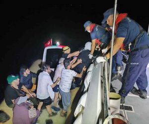 Düzensiz göçmenler bot arızalınca yardım istediler