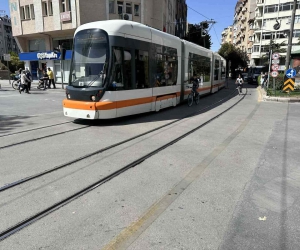 Bisikletli çocukların tehlikeli oyunu
