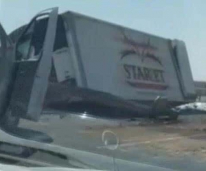 Sürücüsünün kontrolünden çıkan tır bariyerlere çarptı: 1 yaralı