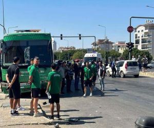 Serik belediyespor takımını taşıyan otobüs, maç öncesi kaza yaptı, 1 kişi yaralandı