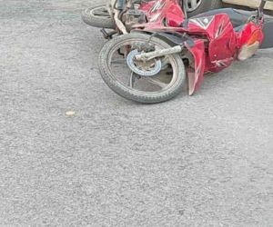 Polisten kaçan motosiklet sürücüsü park halindeki araca çarptı
