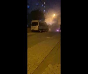 Ataşehir’de park halindeki minibüs alev alev yandı