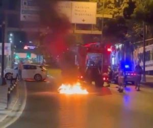 Beşiktaş’ta seyir halindeki motosiklet alev alev yandı