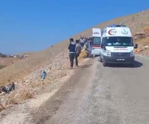 Tarım işçilerini taşıyan traktör şarampole devrildi: 2 yaralı