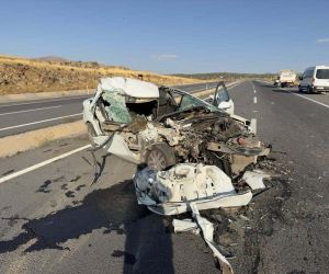 Elazığ’da kamyonla çarpışan otomobil hurdaya döndü: 1 ölü, 1 yaralı