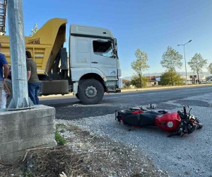 Kamyon ile motosiklet çarpıştı: 1 yaralı