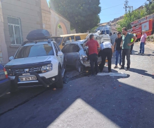 Kontrolü kaybolan minibüs önce araçlara sonra yayalara çarptı: 1 Ölü
