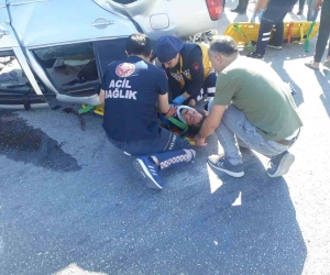Refüje çarpan otomobil takla attı: 5 yaralı