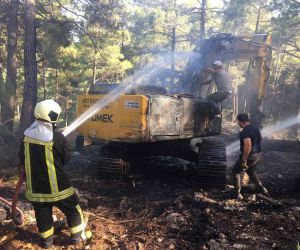 Burdur’da ağaç kesim sahasında çalışan iş makinesi alev alev yandı