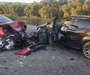 Virajı alamayan otomobil karşıdan gelen iki otomobile çarptı: 4 yaralı