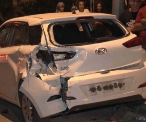 Freni tutmayan iş makinesi park halindeki araçlara çarptı: 2 yaralı