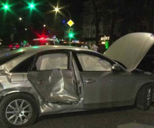 Kadıköy’de aşırı hız yapan araç park halindeki araçlara çarptı: 2 yaralı