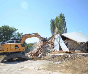 Uludağ’da kaçak villa inşaatı yerle bir edildi