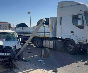 Aksaray’da tır ile hafif ticari araç çarpıştı: 2 yaralı
