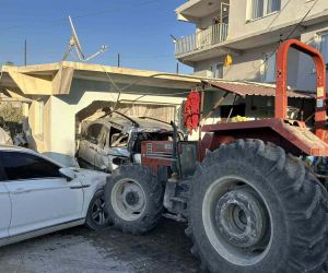 Hatay’da 3 aracı biçen taş yüklü traktör, evin duvarını yıkıp içeri girdi