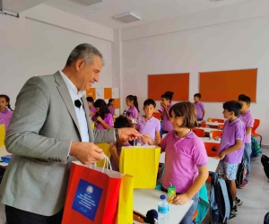 Başkan Elbi, öğrenciler ile bir araya gelerek hediyeler dağıttı