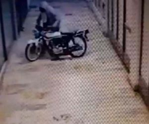 Kentin göbeğindeki motosiklet hırsızlığı güvenlik kamerasında