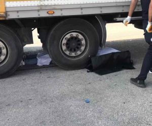 Adana’da kadın tır sürücüsünün çaptığı motosikletli hayatını kaybetti