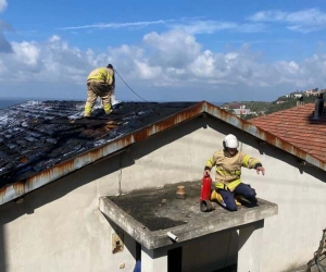 Ekiplerin hızlı müdahalesiyle çatı yangını söndürüldü