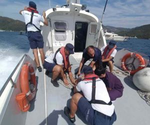 Gezi teknesinde rahatsızlanan vatandaşın tıbbi tahliyesi gerçekleştirildi