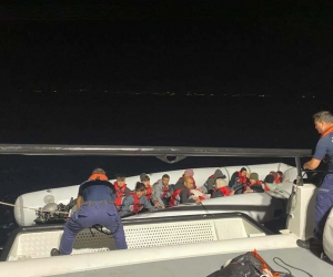 Sahil Güvenlik uçağının tespit ettiği 18 düzensiz göçmen Ayvalık açıklarında yakalandı