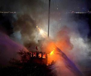 Tekne yangını güçlükle söndürüldü