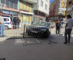 Kontrolden çıkan otomobil cami avlusuna daldı